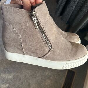 Suede gray bootie